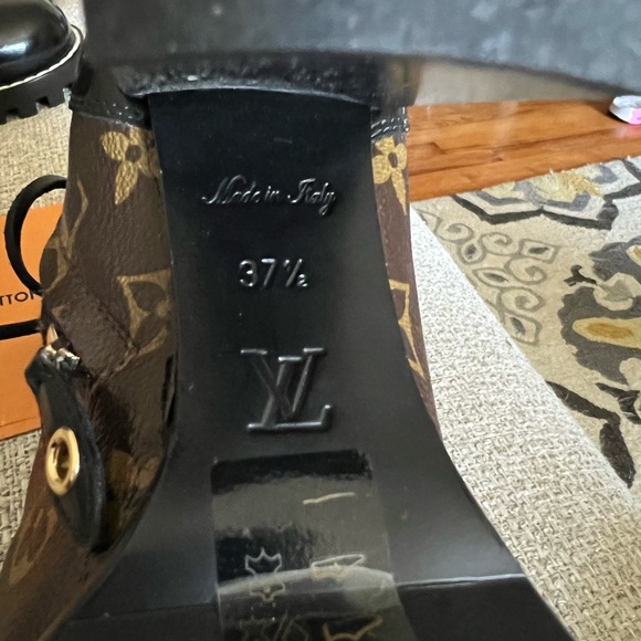 LOUIS VUITTON STAR TRAIL ANKLE BOOTS - Picture 8 of 9